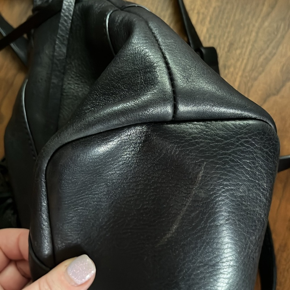 Vince Camuto black leather bucket crossbody bag, cinch top and tassels - Picture 16 of 17